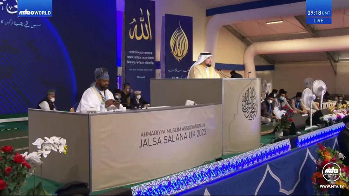 nasir9002's tweet photo. An African presiding the session and an Arabic is delivering the speech and members of 100 of nations are listening.  Don't you see that Promised Messiah was true.  These are the blessings of Khilafat, and beauty of #JalsaUK #Jalsaconnect #Ahmadiyya https://t.co/cTwoL4I3ax