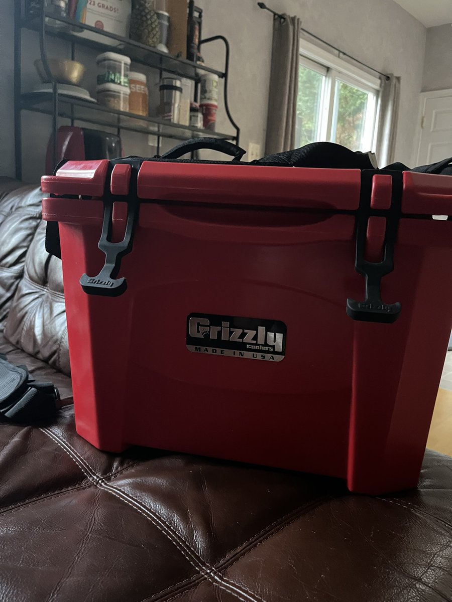 XAVIERJOEYJOE's tweet image. It’s on like donkey Kong middle of no where west va let’s torch it today #altred grizzlycoolers 8 hour