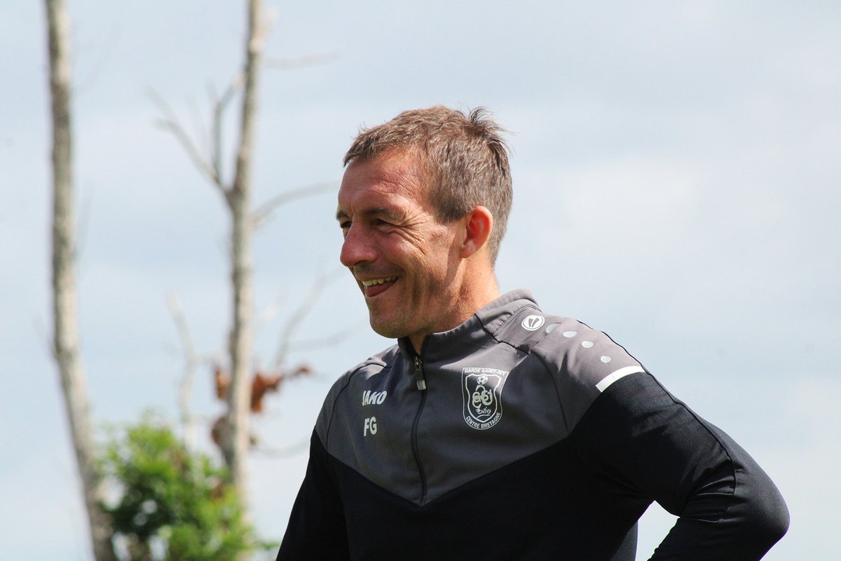 GSIPontivy's tweet photo. ⚔️ Jour de match pour Philippe Pinson et son staff ! 

💚 Nos Vert et Blanc affrontent le @VOC_officiel sur le terrain de Pluméliau à 17h ! ⏱️

#KitArGward 💚🤍 https://t.co/3F6pkdTeS6