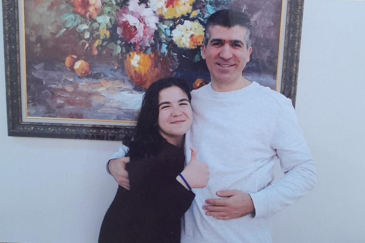 sevincozarslan's tweet photo. Çok üzgünüm😔

Yedi yıldır hapiste olan KHK'lı akademisyen Doç. Dr. Mehmet Akbulak’ın 22 Haziran'da trafik kazası geçiren ve yoğun bakımda tedavi gören kızı Sinem Akbulak (13) dün akşam hayatını kaybetti.

Sinem babasını 7 yılda sadece 10 kez görebildi.

https://t.co/2HCDjsADAo https://t.co/PMYc7AkLjg
