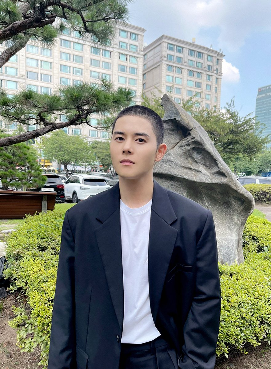 Official_KDJ's tweet photo. 폭염에 지친 주말 밤 찾아 온
깜짝 선물 '토요일의 #동준🖤'
⠀
재입대(?) ಠ_ಠ 아니고
#고려거란전쟁 '#현종' 연기를 위한
'자발적 까까머리' 동준 배우의
사진을 조금 더 챙겨왔어요🎈
⠀
Happy Dong Nignt~⭐

#김동준 #KIMDONGJUN 
#キムドンジュン #金桐俊  #คิมดงจุน 
#메이저나인 #MAJOR9 https://t.co/4MPJDDUYru