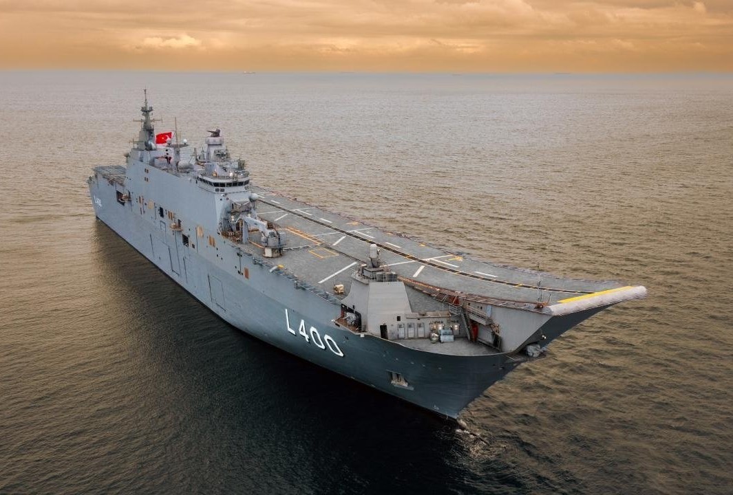 Avionotics's tweet image. Savunma Sanayii Başkanı Haluk Görgün:

"Körfez ülkelerinden biri Anadolu gemisinden sipariş vermek istiyor. Sözleşme imzalandığında alıcı ülkeyi öğreneceksiniz."

📝: 🇪🇸 İspanya &amp;amp; 🇹🇷 Türkiye işbirliğinde gemi Türkiye'de inşa edilip alıcı ülkeye teslim edilebilir.