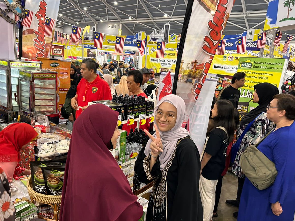 FamaKelantan's tweet photo. seperti Pau Deen, Kopi Gomogi, Nutrifera Virgin Coconut Oil dan Cuka Organik.
Jom ke Expo Malaysia Fest 2023 sekarang!!!
#KPKMMalaysia
#SekuritiMakananNegara
#CukupDanTerjamin
#AgroMADANI
#FAMAdiHatiRakyat
#MalaysiaFest2023
#MegaExpress
#MF2023
#SingaporeExpo2023 https://t.co/OJKu687K7j