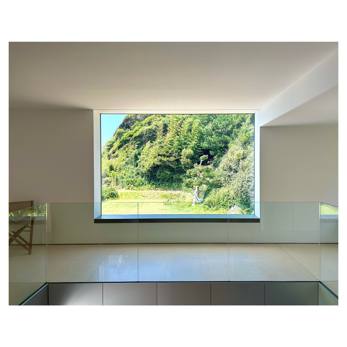 tkkrmt's tweet photo. 絶景を望むロケーションも素晴らしく、またアートと建築が一体となって、とにかく目の保養。茶室もあります。
こんな素晴らしい建築とアートと風景をプライベートな空間で体験するのは本当に稀有なことだと思いました。
@yottak 
#B1D
#architecture https://t.co/gry0kCOQYp