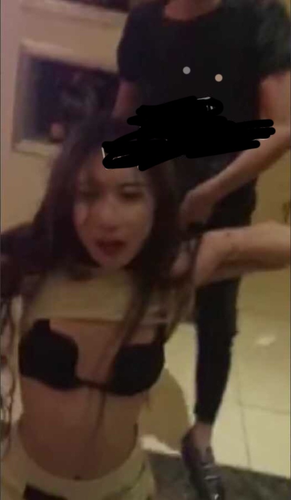 CleoFrary's tweet photo. 中国女孩在缅甸上班，业绩不好，家里也不肯打钱过来，女生直接被按在包间里开操。视频进群自取，视频有点长 https://t.co/JncN6t1S7S