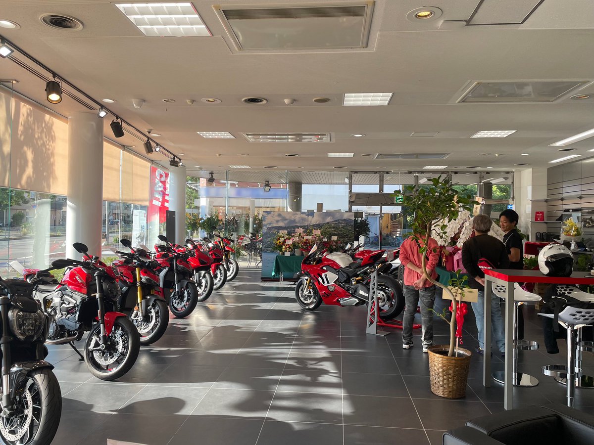 DucatiHyogo's tweet photo. こんにちは☺️
Ducati Hyogo です!
グランドオープン初日はお客様で賑わっておりました😄
明日もみなさまのご来店お待ちしております🙇♀️🙇♀️
#ducatiosakaeast
#scramblercamposaka
#ducatistagram
#ducatilife
#ducatigram
#ドゥカティ大阪イースト
#ducatihyogo
#ドゥカティ兵庫
#DucatiHyogo https://t.co/VcWMC2bC7e