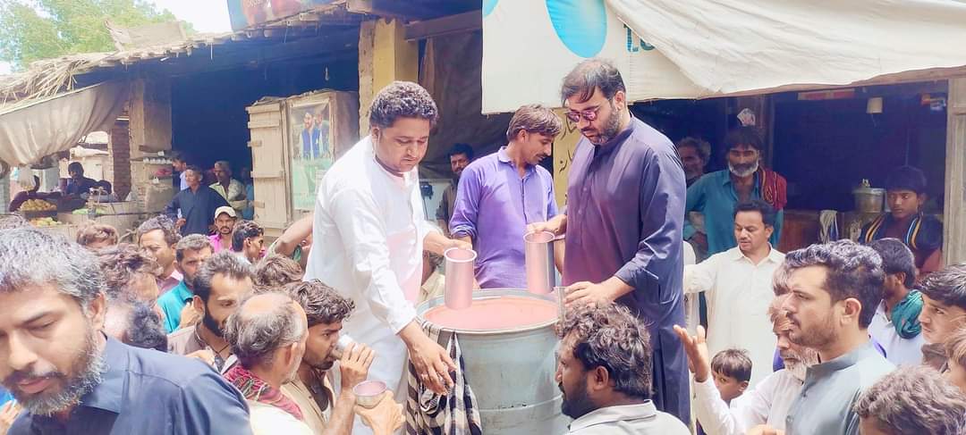 Mukesh_Meghwar's tweet photo. واقعہ کربلا، نواسہ رسول اور شہدائے کربلا کی یاد میں دس محرم کو اپنے گاؤں کپری موری میں نیاز اور سبیل کا اہتمام کیا گیا۔  
ہمارے فقرا ستھ کے ساتھی عبدالحق ھالیپوٹہ اور تمام ٹیم کے بیحد مشکور ہیں۔ جو ہمیشہ رواداری اور محبت کے کوشاں ہیں
#Ashura #Karbala #Muharram2023 
@UmarCheema1 https://t.co/a32xQ8YppE