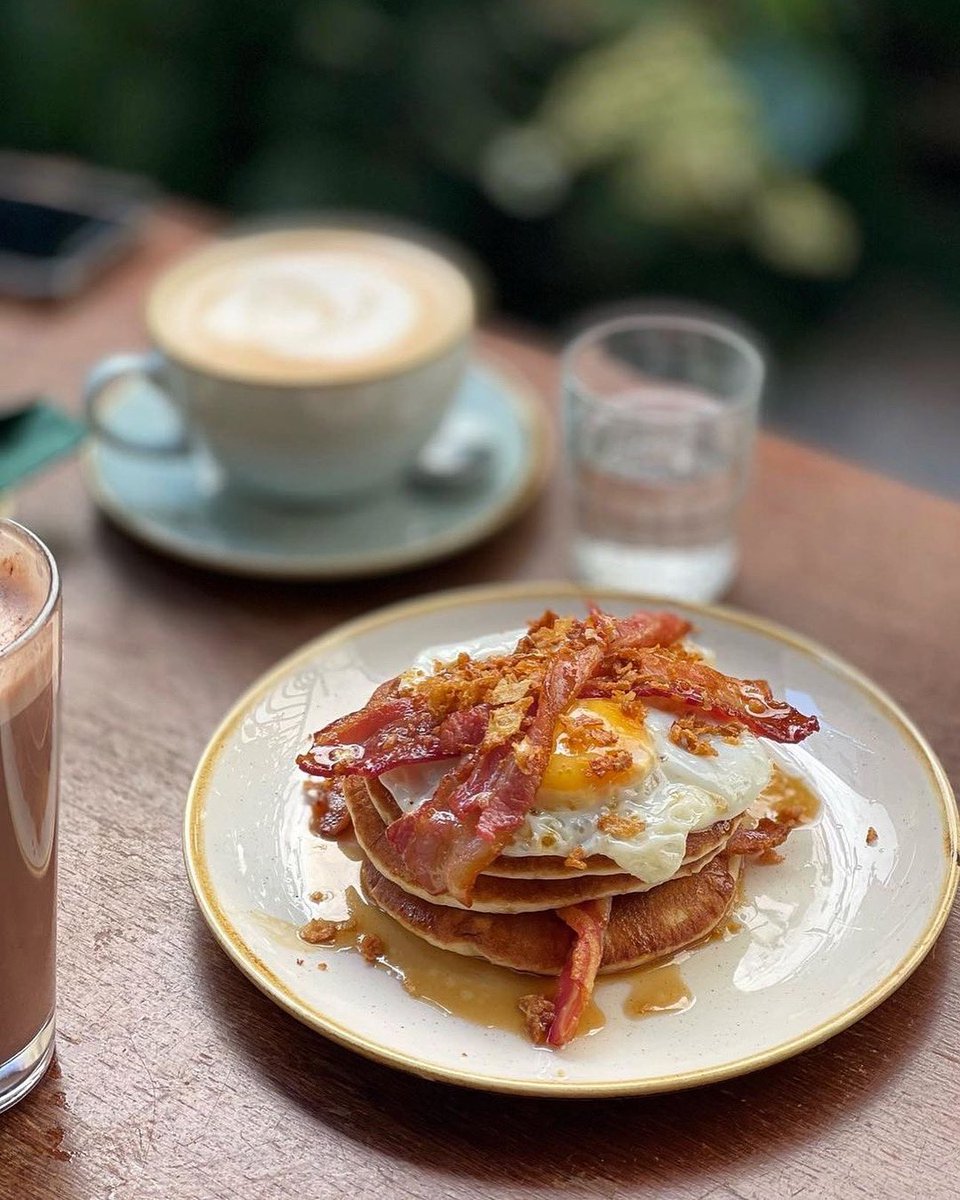 courtyardbath's tweet image. All the best days start with pancakes and punchy coffee! 🥞🥓☕️

Our fluffy 3 pancake stack topped with a fried egg, streaky bacon and crispy onions with maple syrup and butter, served until 4pm daily 🧈 

📷: tippawan.ch

#courtyardcafebath #pancakes #pancakestack