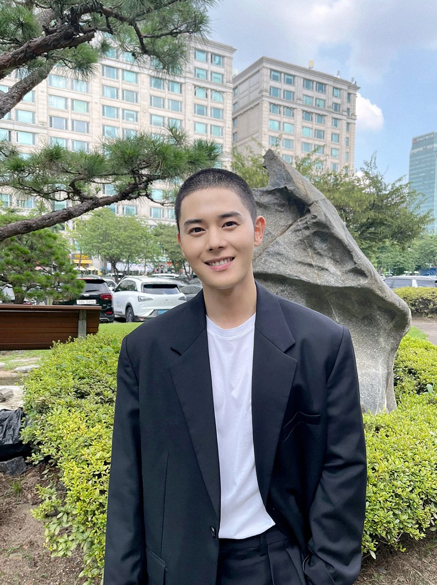 Official_KDJ's tweet photo. 폭염에 지친 주말 밤 찾아 온
깜짝 선물 '토요일의 #동준🖤'
⠀
재입대(?) ಠ_ಠ 아니고
#고려거란전쟁 '#현종' 연기를 위한
'자발적 까까머리' 동준 배우의
사진을 조금 더 챙겨왔어요🎈
⠀
Happy Dong Nignt~⭐

#김동준 #KIMDONGJUN 
#キムドンジュン #金桐俊  #คิมดงจุน 
#메이저나인 #MAJOR9 https://t.co/4MPJDDUYru
