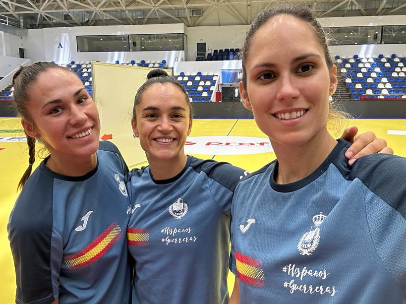 FCYLBM's tweet photo. 🇪🇸 #Guerreras

A ellas las conoces, son nuestras #Guerreras (izq. a der.): @MariaOmullony, @agaribay77 y @MireyaGonzalez9

📢 Esta tarde juegan, a las 16:30h, ante Rumanía
📺 Hay streaming

🗞️ https://t.co/k8UaBzqQHv

#⃣ #CyLesBalonmano #SheLovesHandball https://t.co/TScgsOmfTt