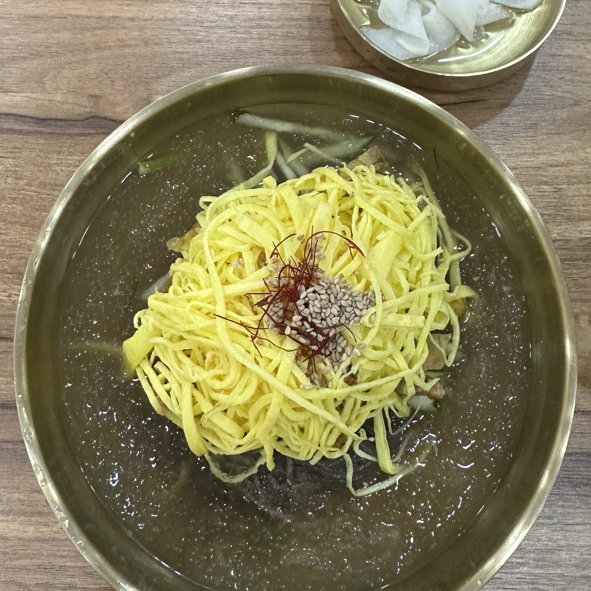 家の近くに新しくできた냉면のお店行ってみたんだけど卵の下に육전もいっぱいのっててこういう냉면初めて食べた！かなりボリューミーだけど美味しかったからリピ確定🩵😽