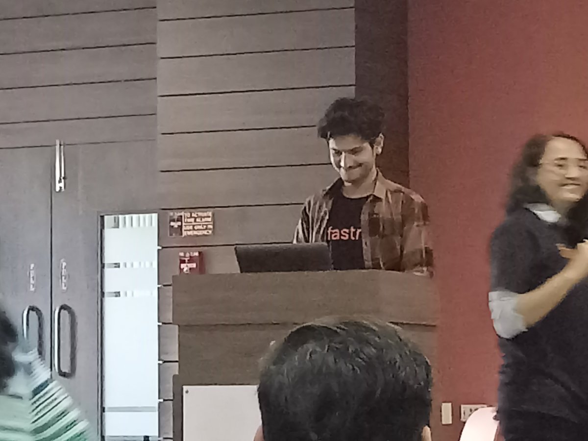 abingeorge2107's tweet photo. Hasso aisa ki 4 log bole " screen pe aisa chal kya Raha hai 😉😏😏😏" 
 @fastn_stack 
#fastn #fastnroadshow #FastNagpur #fastnroadshowNagpur #roadshow #fastnAndCurious https://t.co/qFiOkKFzFi
