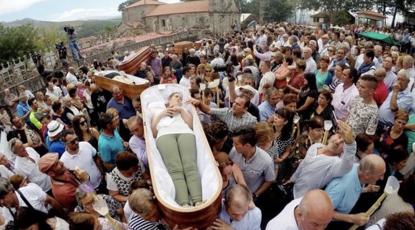 miguigarmar's tweet photo. este fin de semana se celebra una de la fiestas más raras de galicia, en la que aquellas personas que estuvieron enfermas y se “salvaron” de la muerte recorren el pueblo de as neves dentro de ataúdes. lo comparto porque me parece fascinante a la vez que creepy https://t.co/VUgfjLYxTl