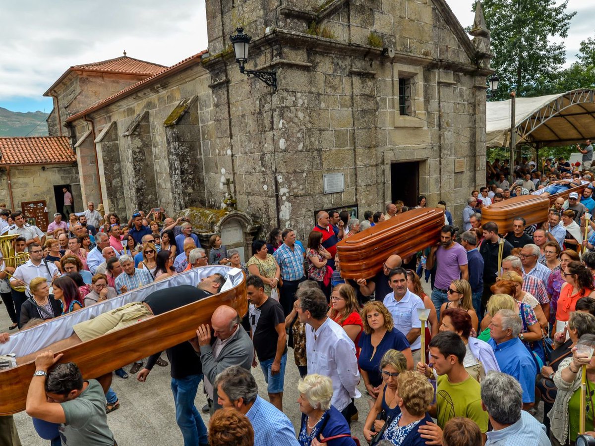 este fin de semana se celebra una de la fiestas más raras de galicia, en la que aquellas personas que estuvieron enfermas y se “salvaron” de la muerte recorren el pueblo de as neves dentro de ataúdes. lo comparto porque me parece fascinante a la vez que creepy