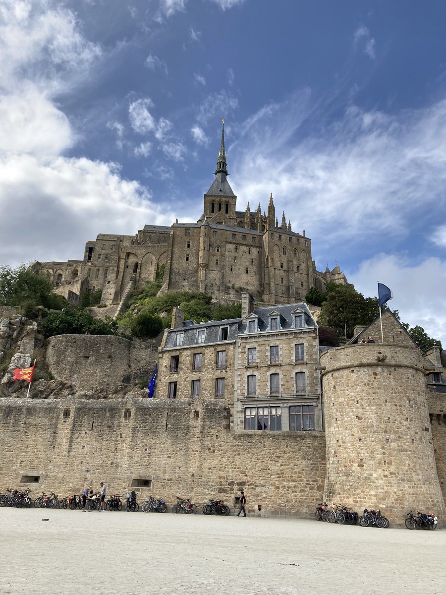 Anne_a_velo's tweet photo. Nouvelle chouette aventure ! Paris - Le Mont Saint Michel. 350 km au compteur pour le zouave et 530 pour nous ✊#velo #vacances https://t.co/BrsfI65Tlc