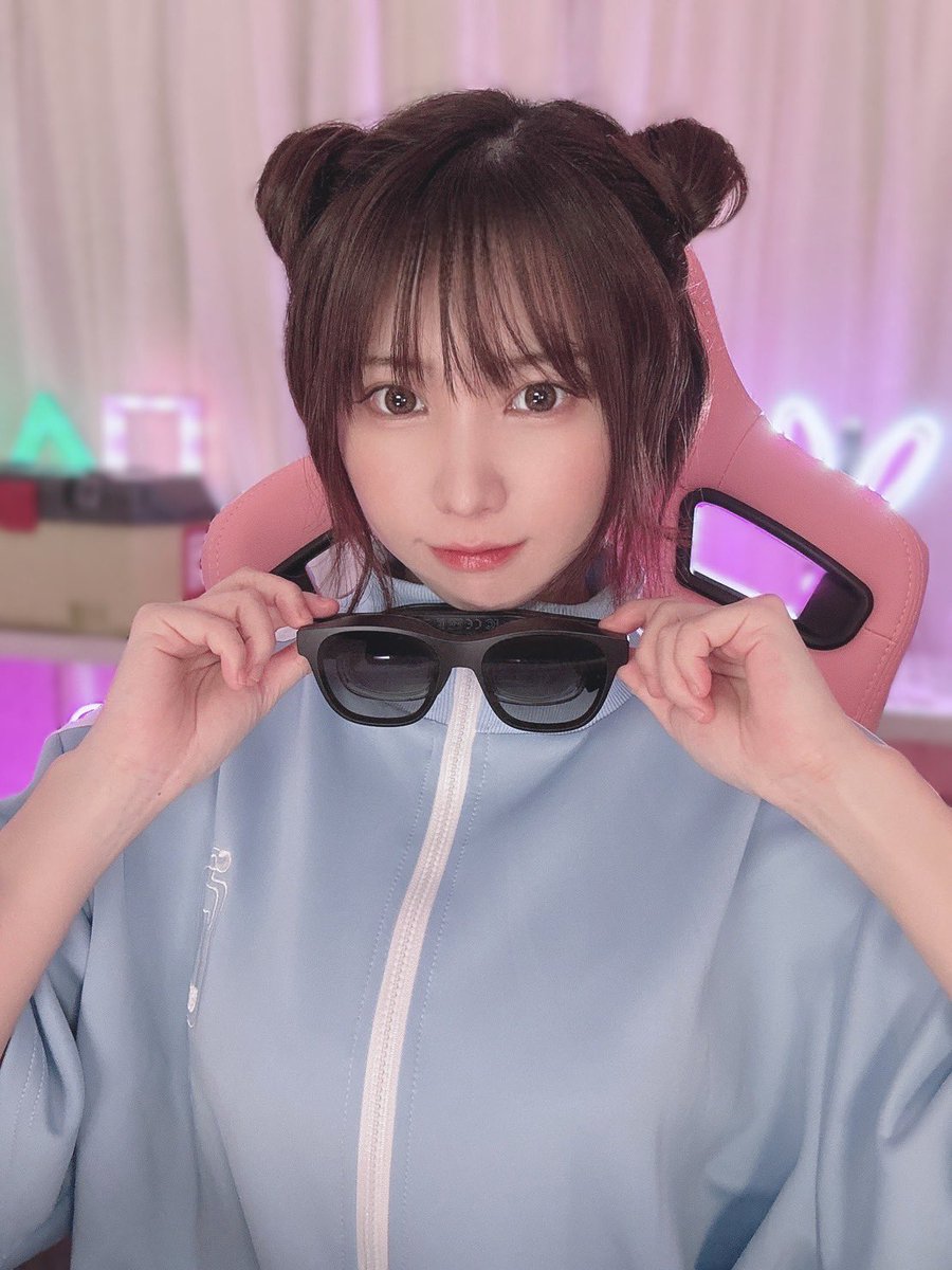 enako_cos's tweet photo. XREAL Air を体験しました！
サングラスのように軽くて、いつでもどこでも最大201インチの巨大スクリーンでSwitchを楽しめる！
XREAL Beamに繋げると、最新の3DoFとサイドスクリーン機能も体験可能✨
みんなも試してね👀

#XREALAir
#XREALBeam
#Sponsored https://t.co/TVON3GpNKn