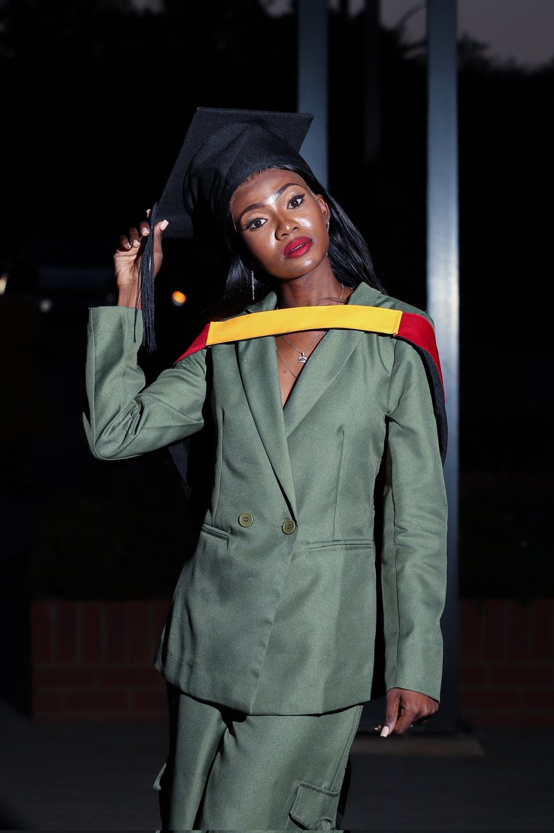 AsHeartArt's tweet photo. G R A D U A T I O N S 🎓

Book your shoot now, @AsHeartArt, Heart It! Smart.

#a_heart_art @ULvarsity https://t.co/r8QI6tOOrr