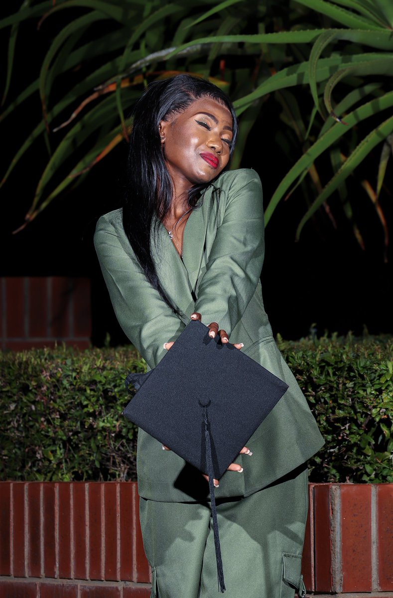 AsHeartArt's tweet photo. G R A D U A T I O N S 🎓

Book your shoot now, @AsHeartArt, Heart It! Smart.

#a_heart_art @ULvarsity https://t.co/r8QI6tOOrr