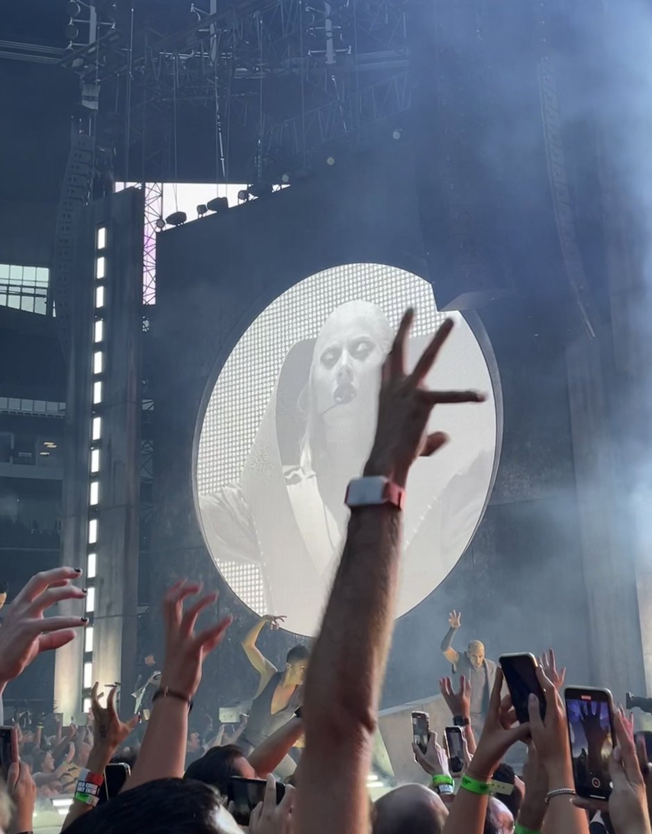 icantseemecry's tweet photo. 1 year ago today 🥺 #ChromaticaBallLondon ⚔️ 🖤 https://t.co/39QCwwejmp
