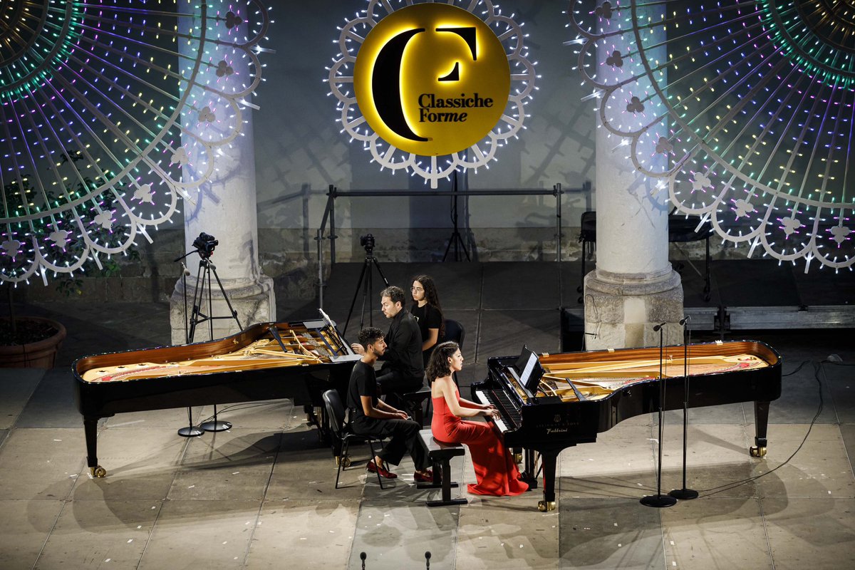 ClassicheForme's tweet image. La maratona finale è stata intensa e potentissima! Ha visto sul palco interpreti d’eccezione con musica straordinaria 🎶 due ore di musica per un gran finale perfetto! 💛