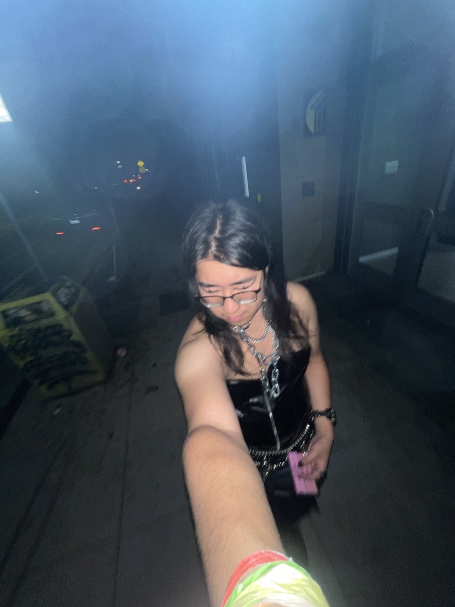 chainedpunk's tweet photo. girl walking https://t.co/RiWIjiqiSr