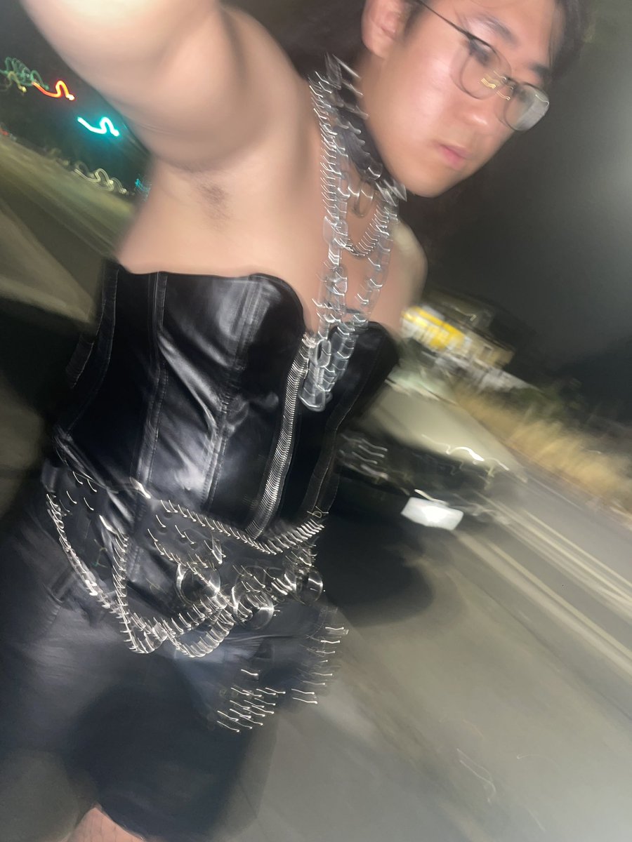 chainedpunk's tweet photo. girl walking https://t.co/RiWIjiqiSr