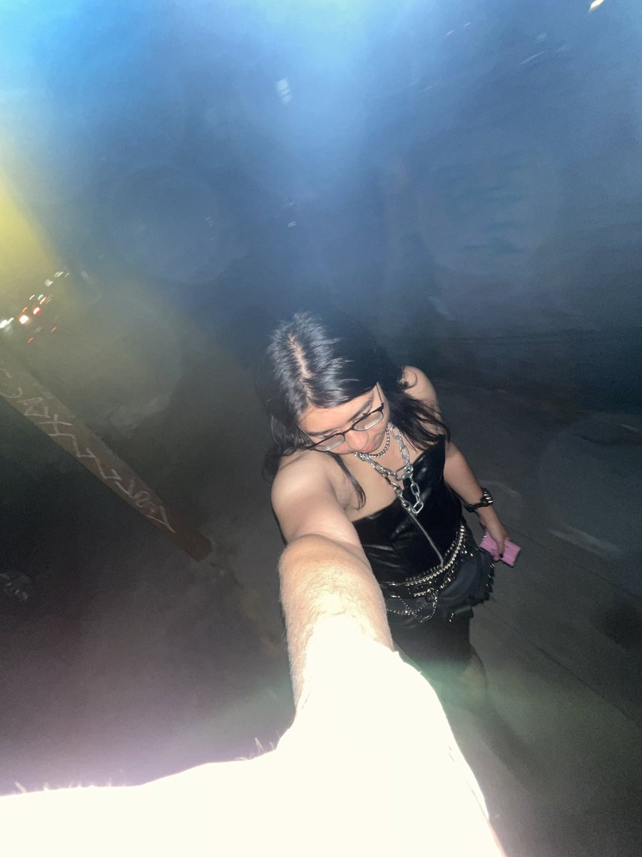 chainedpunk's tweet photo. girl walking https://t.co/RiWIjiqiSr