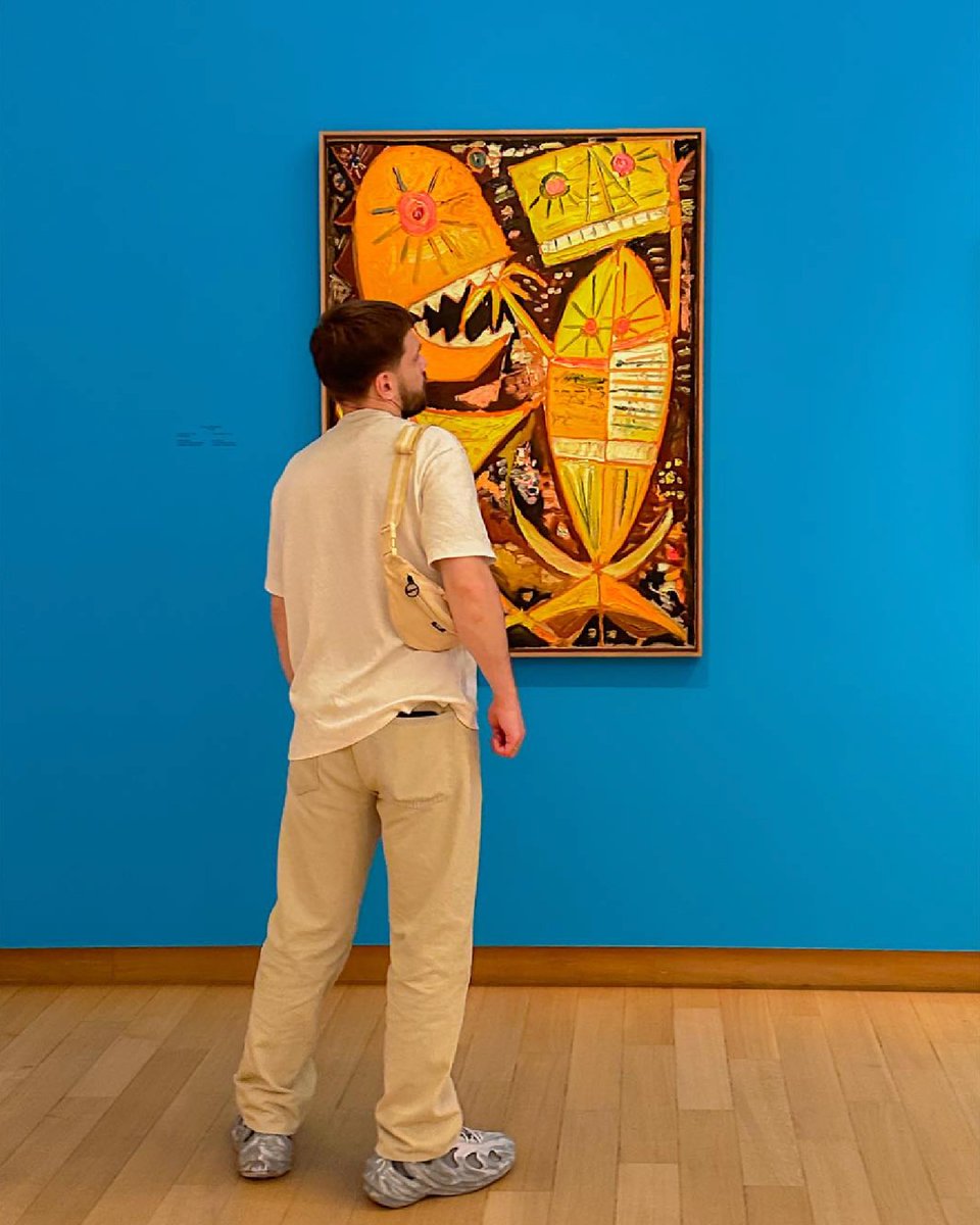 We love a good outfit / art match, this one being with 'Orange Object II' (1943) by Egill Jacobsen. 😍 Jacobsen was an important contributor to the CoBrA art movement, that included famous artist like Karel Appel, Constant, Corneille, and Asger Jorn.

📸: <a href="/avesasha/">Alexandra Averjanova</a> (IG)