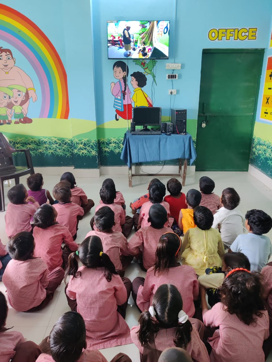 basicshiksha_up's tweet photo. राष्ट्रीय शिक्षा नीति के 3 वर्ष  
बरेली- अखिल भारतीय शिक्षा समागम के उद्घाटन सत्र में मा0 प्रधानमंत्री श्री @narendramodi जी को live सुनते बच्चे, अभिभावक व शिक्षक।  
#3YearsOfNEP
@PMOIndia @EduMinOfIndia @UPGovt @CMOfficeUP @thisissanjubjp https://t.co/WeSBAfpo0w