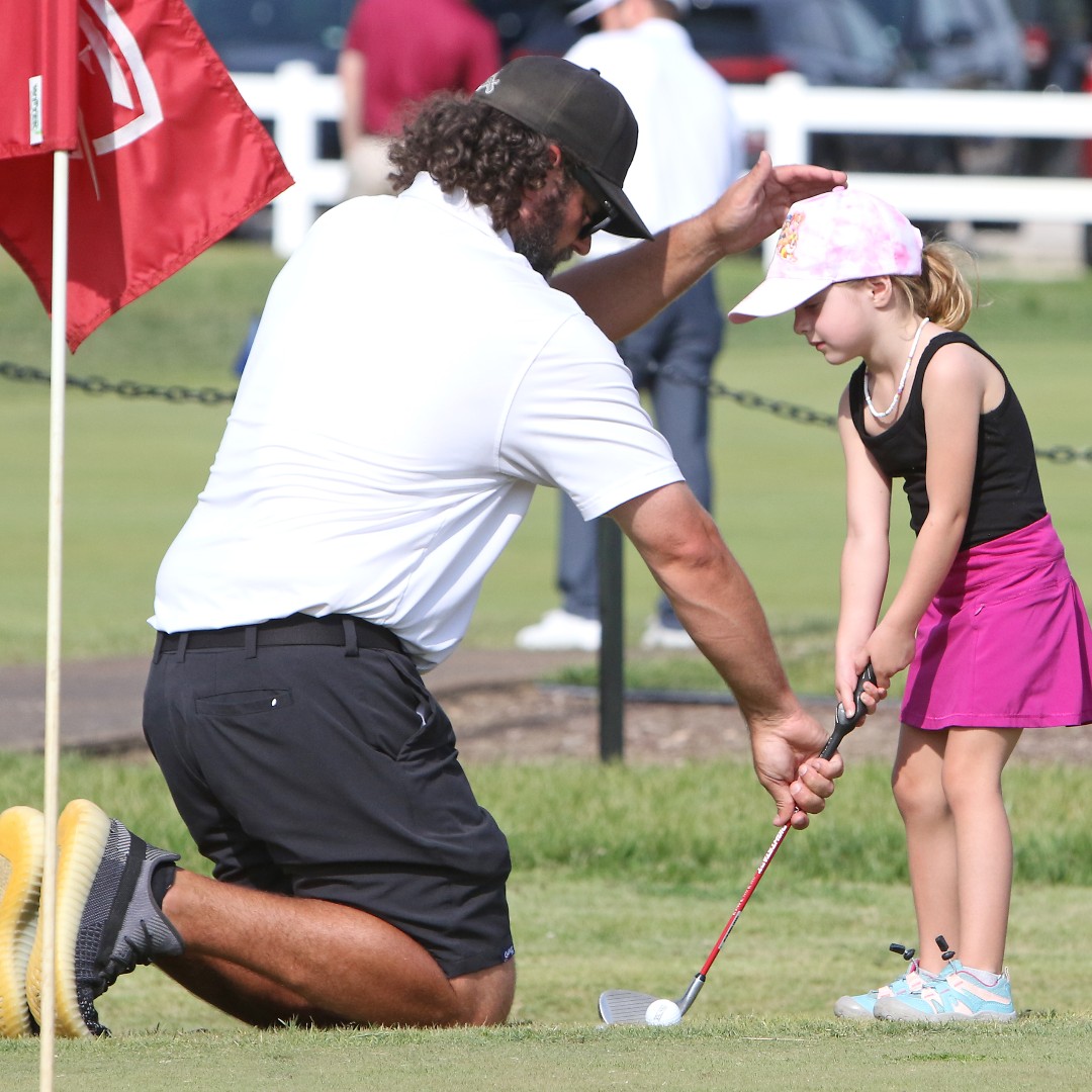 family_golf_ctr's tweet image. There is still time to register for the August Birdie Bandits. Golfers will receive a US Kids Yard Club and learn proper grip, setup, and swing motions. Check the link to sign up your birdie. ow.ly/QXCt50Pk1of #JuniorGolf #BirdieBandits #USKidsGolf