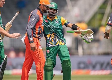 WaseemJ14635708's tweet photo. This kit suits him>>💚🧡 #Rizwan #supperman https://t.co/kyDYs7aV7E