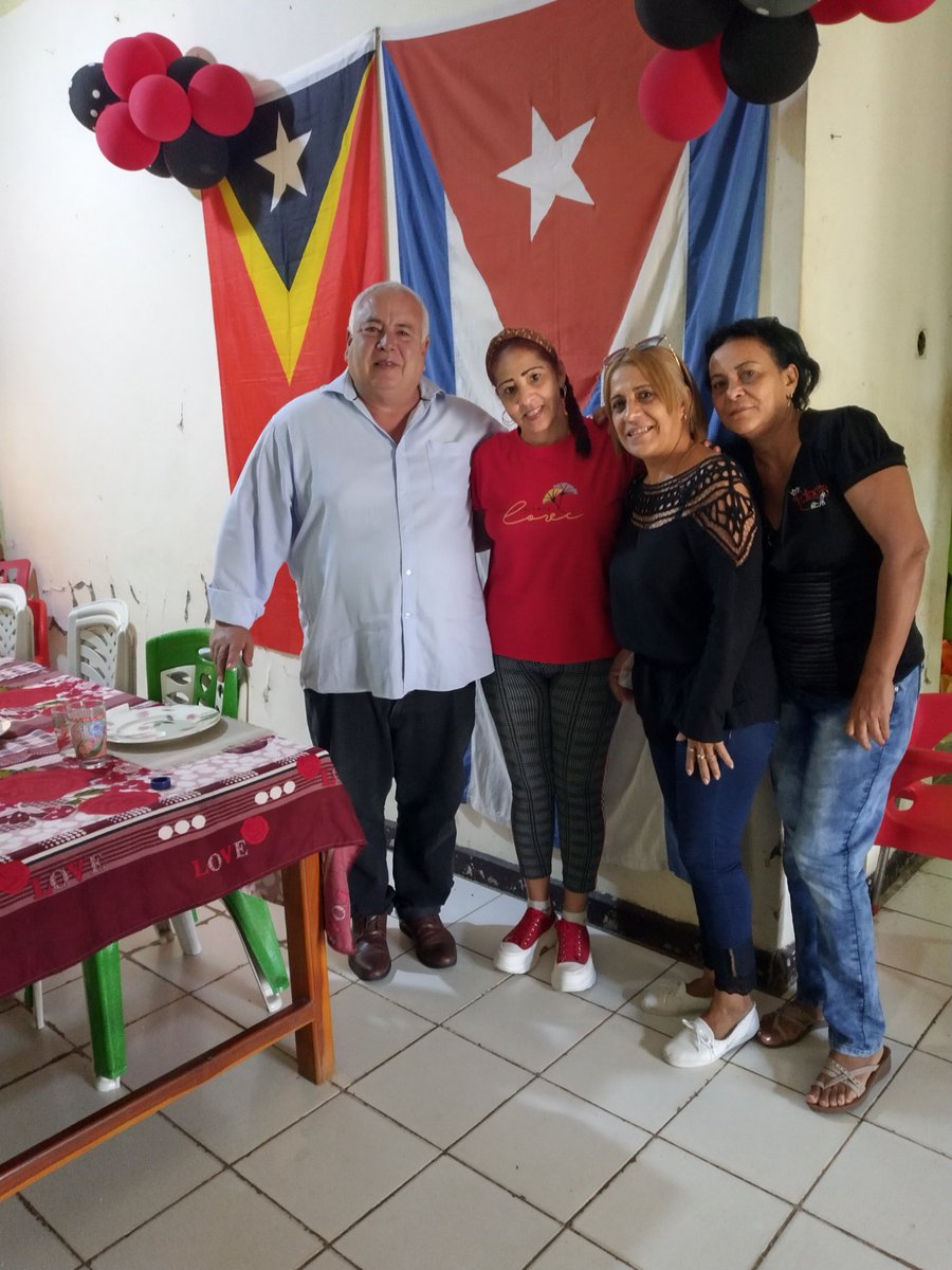 El Dr. Sergio. A Rabell, Jefe de la Misión Médica Cubana en #TimorLeste, lleva a las Dras. Odalis C. Rodríguez, Esp. en MGI y Juana Berro, Esp. en Pediatría, nuevas integrantes de la #BMCTimorLeste #Maliana, donde #CubaCoopera