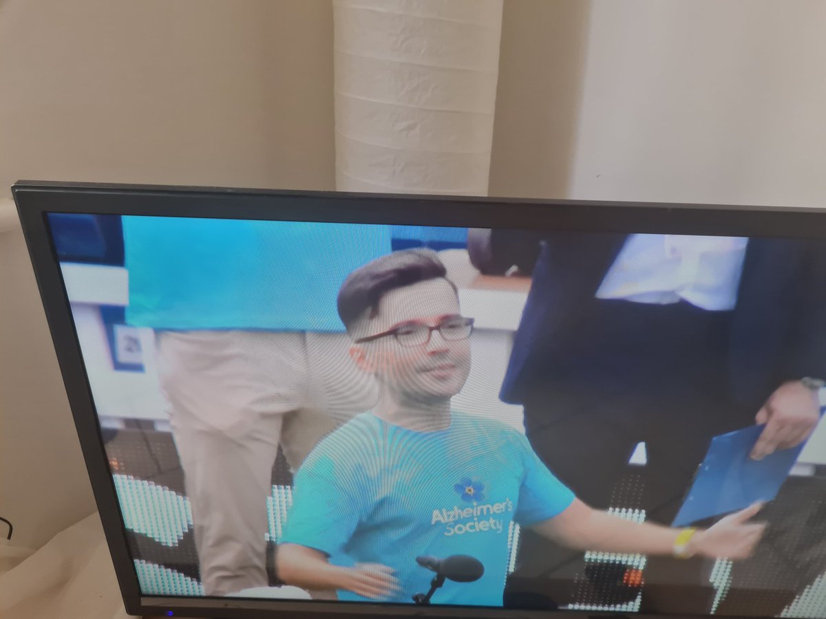 JacquelineSwapp's tweet photo. So proud to watch our Croydon Singing for the Brain group perform Jerusalem at The Oval raising awareness of dementia @alzheimerssoc https://t.co/M980fMVGec