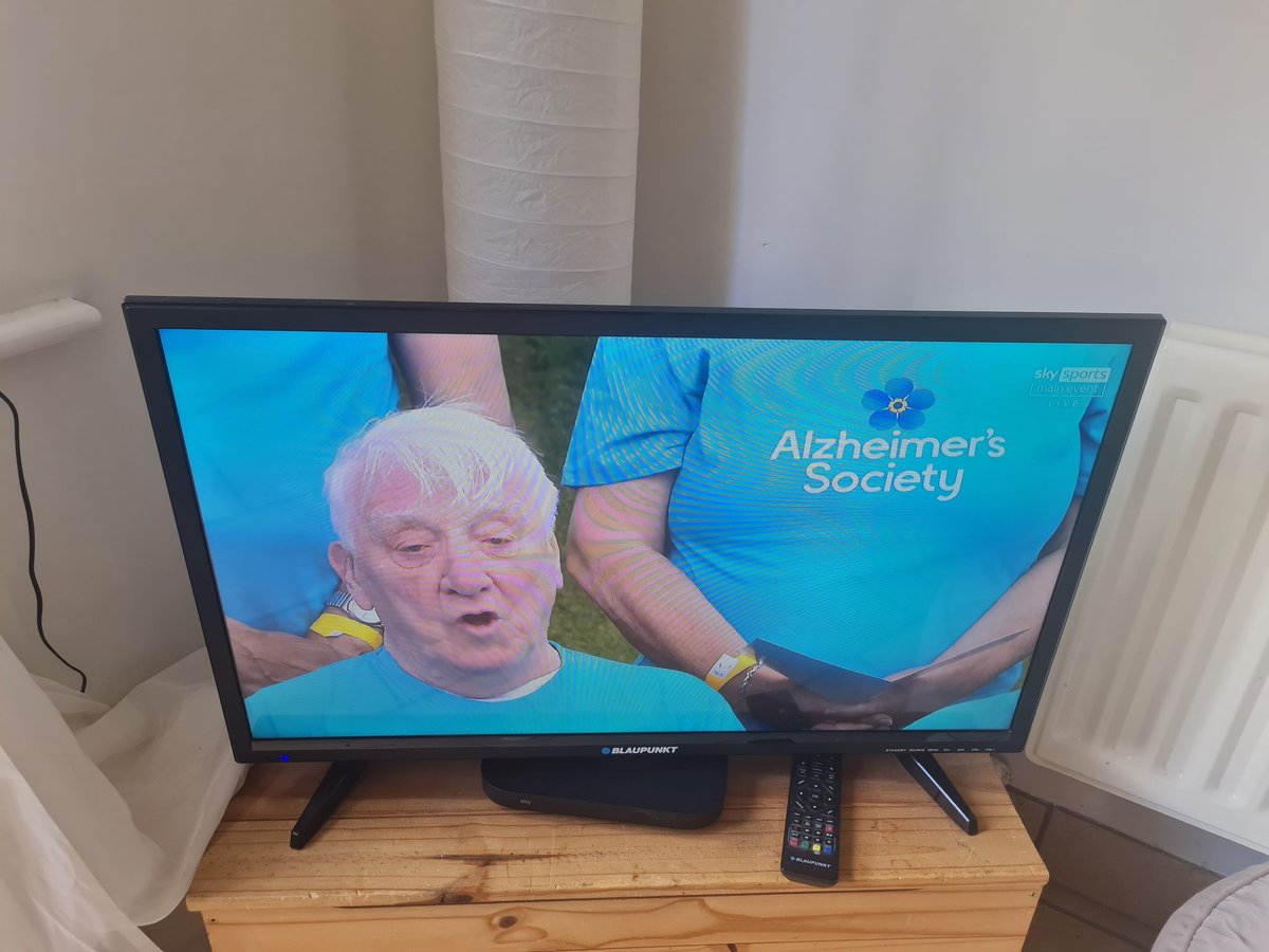 JacquelineSwapp's tweet photo. So proud to watch our Croydon Singing for the Brain group perform Jerusalem at The Oval raising awareness of dementia @alzheimerssoc https://t.co/M980fMVGec