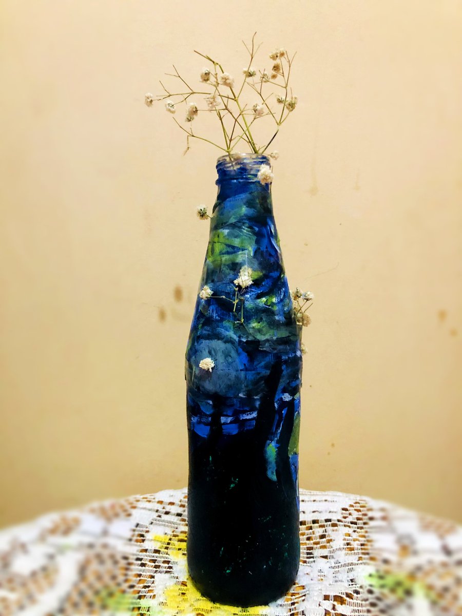 shahd_mm122's tweet photo. Starry night with some flowers ✨🌌
        " ڤازا جديده ، واول ڤازا اعملها 🩵"
يارب تعجبكم ✨
الرسمه مزيج بين لوحتين موجوده في أول كومنت 🥰
 #shahd_elamer #oilpainting #vangogh #drawingoftheday #starrynightvangogh #drawthisinyourstylechallenge https://t.co/7rKtdMWaae