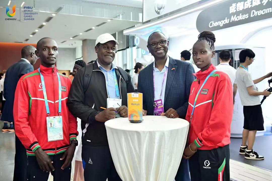 Lin_Nan1's tweet image. 60 officials of ＃embassies and #consulates from 37 countries went to #ChengduFISU2021Games Village to console athletes of their countries and wish them good results in the games.