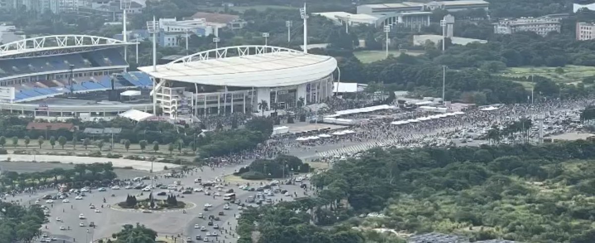 honorslisa's tweet photo. current situation of the crowd for blackpink at my dinh national stadium, hanoi https://t.co/x4eP8rdMz8