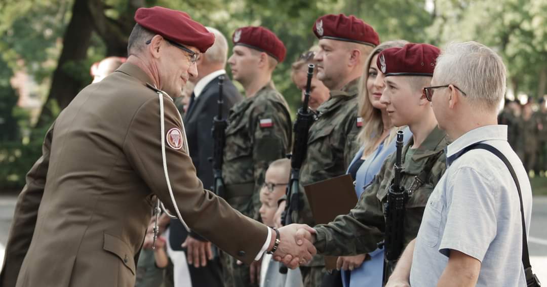 _6BPD_'s tweet photo. Sukces pierwszej edycji projektu #TrenujzWojskiem
👉 Po 1️⃣6️⃣-dniach intensywnego szkolenia w strukturach #6BPD na placu apelowym #16bpd odbyła się #PrzysięgaWojskowa. 🇵🇱
Gratulacje dla elewów i ich rodzin 👏
@MON_GOV_PL @DGeneralneRSZ @WCR_Krakow @Polska_Zbrojna https://t.co/LXhWmmWKWQ