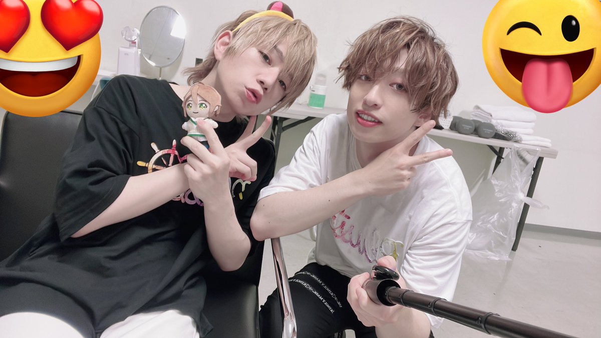 uratasama's tweet photo. 浦島坂田船仙台公演初日ありがとうございましたー！！

裏千家ぱしゃり💚💛

明日もよろしくたぬたぬボンバー！！！

うひょー！！！ https://t.co/uvMo5a4aL3