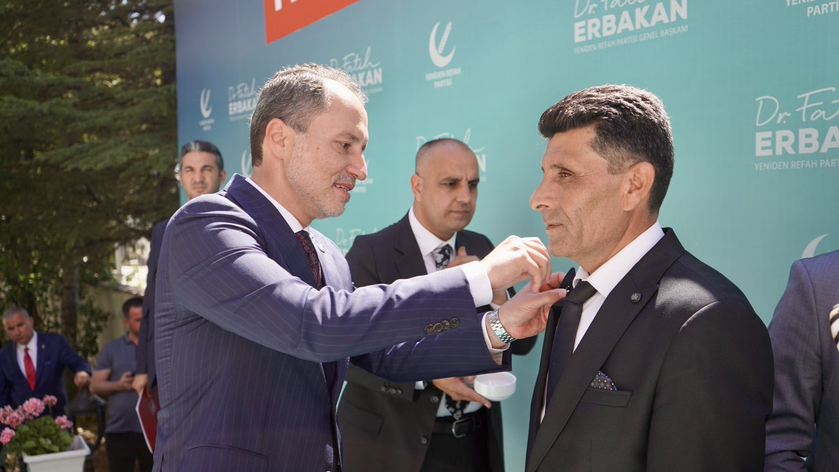 rprefahpartisi's tweet photo. Ak Parti, MHP, TDP, Memleket Partisi, Gelecek Partisi ve Milli Yol Partisi’nden partimize katılan kişilerin rozetlerini Genel Başkanımız Dr. Fatih Erbakan taktı. 

Yeniden Refah adım adım büyümeye devam ediyor! https://t.co/10pMduUHzU