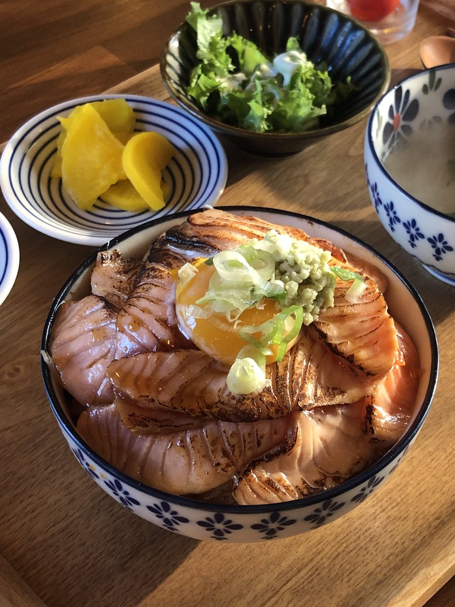 smwodn's tweet photo. 경주 황리단길 혀기

밖에서 뭐 사먹고 존. 맛. 이라고 느낀 적 없엇는대..
맛남 🥹

덮밥류 3종이랑 일반 짬뽕, 마라크림 시켜서 한 입씩 먹었는데 
마라크림짬뽕이랑 차슈 강추.. !! https://t.co/pENORUWv8R