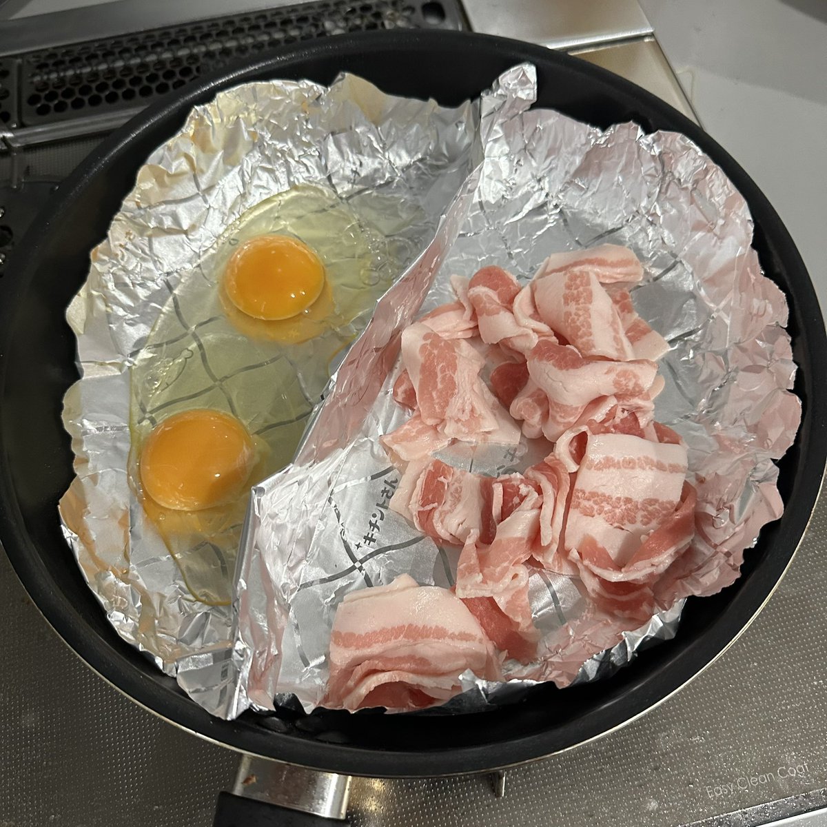 syunkon0507's tweet photo. ナス好きなら絶対に好きなやつ

【なすと豚肉の甘辛丼*目玉焼き乗せ】

甘辛ダレがジュワッとしみたなすと豚肉にトロトロ卵が最高。炒めて乗せるだけなんでめっちゃ簡単です!!

しかも #キチントさ���フライパン用ホイルシート 使うと、油無し、目玉焼きも同時、フライパンさえ洗わず作れます!!!!

#ad https://t.co/7uYZ3ArL1j