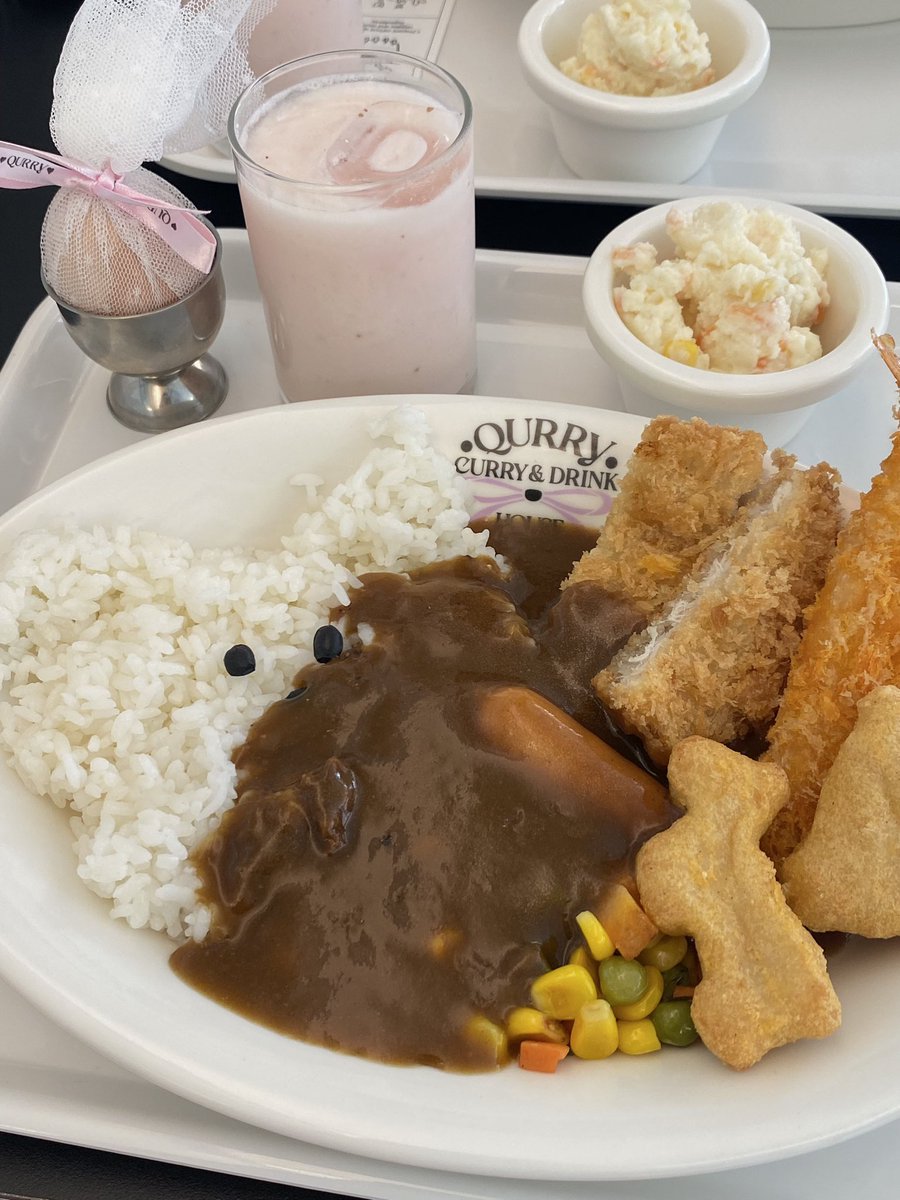 ddafm_en's tweet photo. 韓国で今1番話題の梨泰院にあるカレー屋さんQURRY🍛
カレー屋さんとは思えない可愛い外見と犬のキャラクターになってるご飯がラブリーすぎた🎀🤍
ご飯とカレーは食べ放題なのもびっくり！🫣
味は個人的には美味しいけど正直レトルトっぽさは否めないかも💭
でも見た目が優勝すぎるから気にしない！🤣🩷 https://t.co/P9wDb23urH