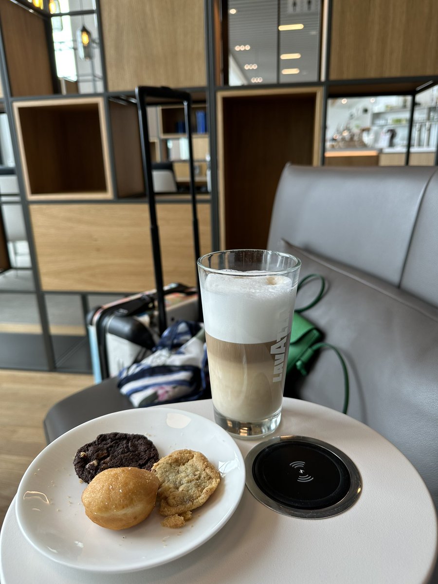 ekurek's tweet photo. @lufthansa a big #dankeschoen for the new #Senator lounge and excellent #CustomerService at @berlinairport. It makes such a difference with our #travel https://t.co/EKZn6nwT3v
