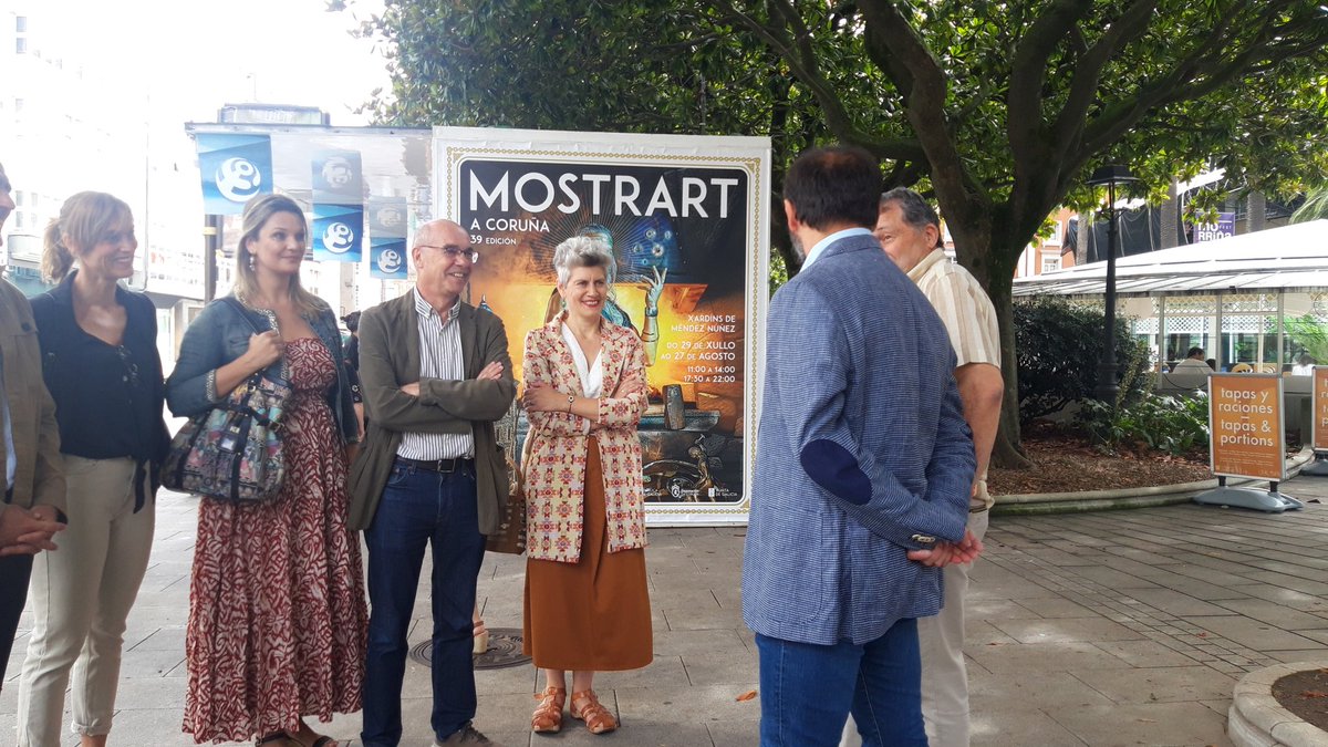 BNGACorunha's tweet photo. #EstáAPasar O recendo a verán na #Coruña é tamén porque xa está aquí outra edición de #Mostrart, a mostra de artesanía que cada ano enche de tesouros os Xardíns. A número 39 xa! Ao seu acto inaugural achegáronse @jorqueracaselas @Avia_Veira e @MercedesQueixas https://t.co/78ljrOvV9G
