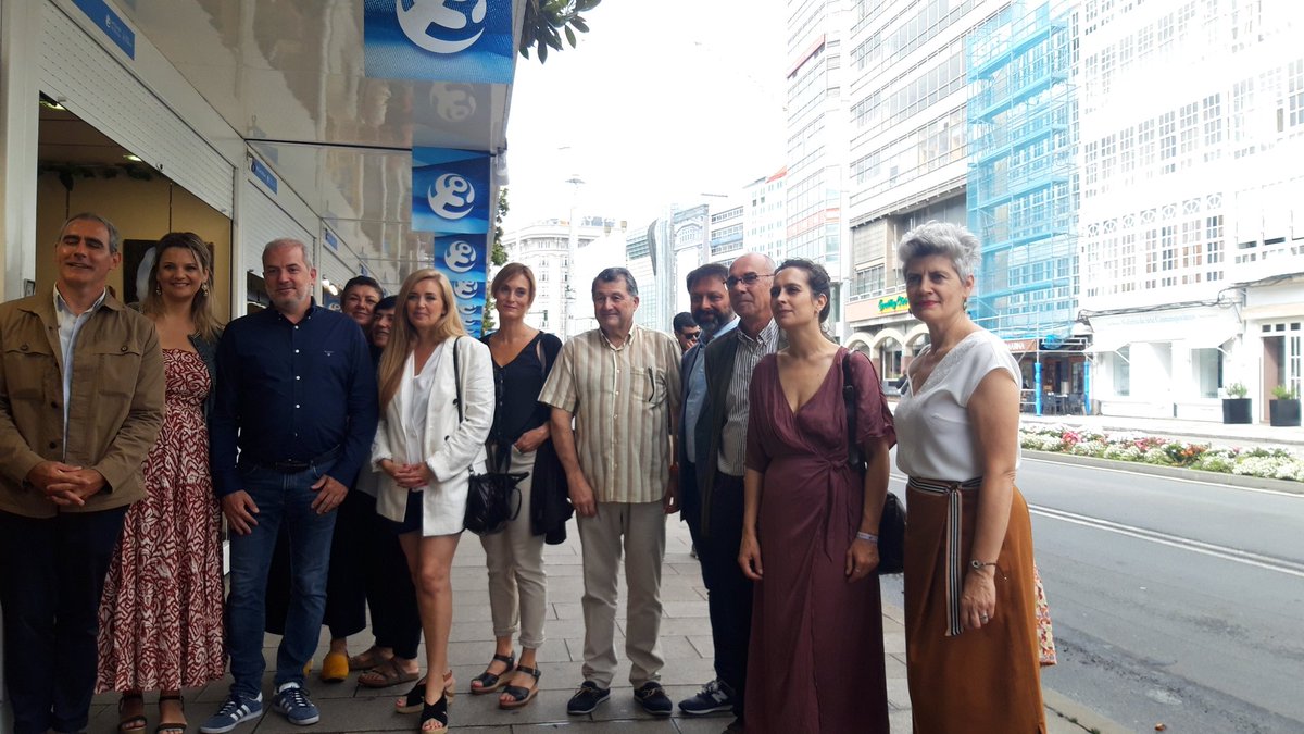 BNGACorunha's tweet photo. #EstáAPasar O recendo a verán na #Coruña é tamén porque xa está aquí outra edición de #Mostrart, a mostra de artesanía que cada ano enche de tesouros os Xardíns. A número 39 xa! Ao seu acto inaugural achegáronse @jorqueracaselas @Avia_Veira e @MercedesQueixas https://t.co/78ljrOvV9G