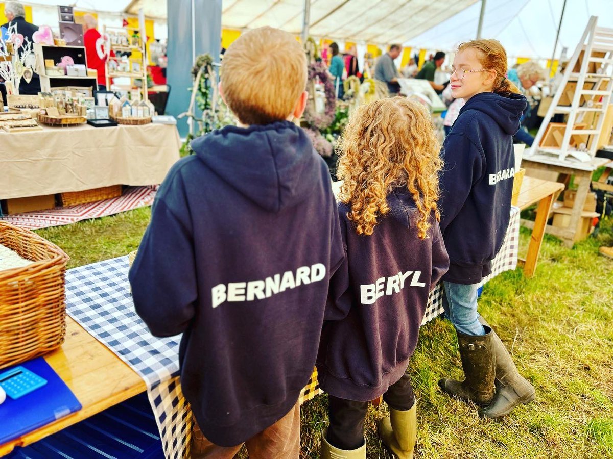 bernardsfarmuk's tweet photo. All set up & raring for a great day at
Leek Show
Come and support your local, first-generation tenant farming family
๐ฉโ๐พ ๐ญ๐ฌ๐งโโ๏ธ ๐จโ๐พ ๐ ๐ด ๐
#LeekShow #FarmProduce #FirstGenerationFarmers #Ma #Teamwork #StaffordshireMoorlands #BeeswaxCandles #HandmadeSoap @LeekNews https://t.co/eJLKUKPj6F