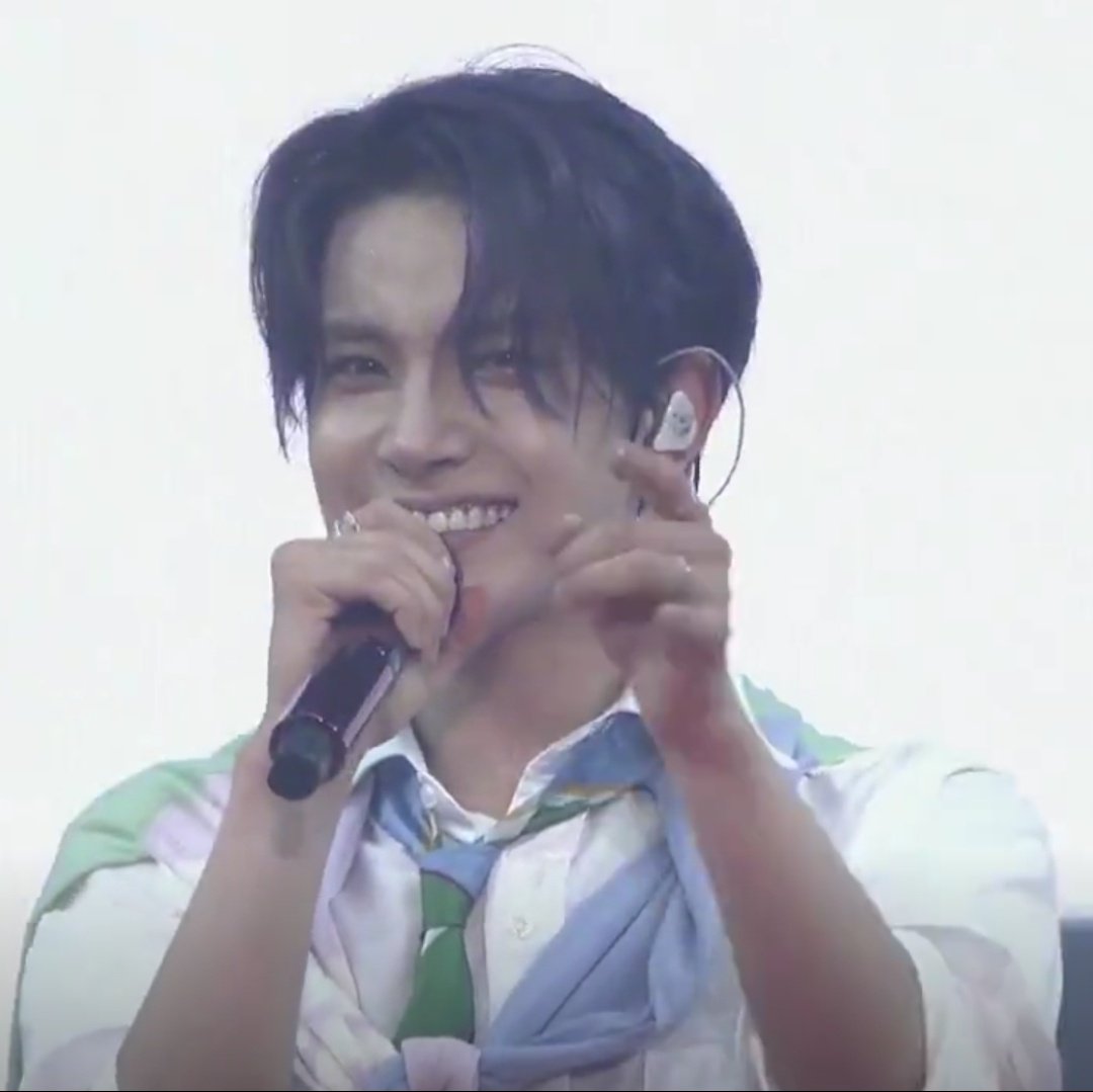hourlylhs's tweet photo. LOOK AT HIS SMILE #HEESEUNG https://t.co/bEhJPp5oWF