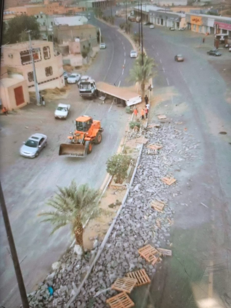 giJpEoGV5I5aaly's tweet photo. لعلها الان جاءت سلامة لكن الايام القادمة ستكون اكبر من هذا لا قدر الله  السماح للتريلات ان تسلك هذا الطريق المنحدر  شرايا قنا  فيه خطر كبير على سالكيه ماذا لو  تحول التريلات مع الطر يق الاخر من جهة الشرحة مع ترميمه وتوسيعه ويكو ن خاص بالتريلات فقط  . https://t.co/ZtIdnDwd0c