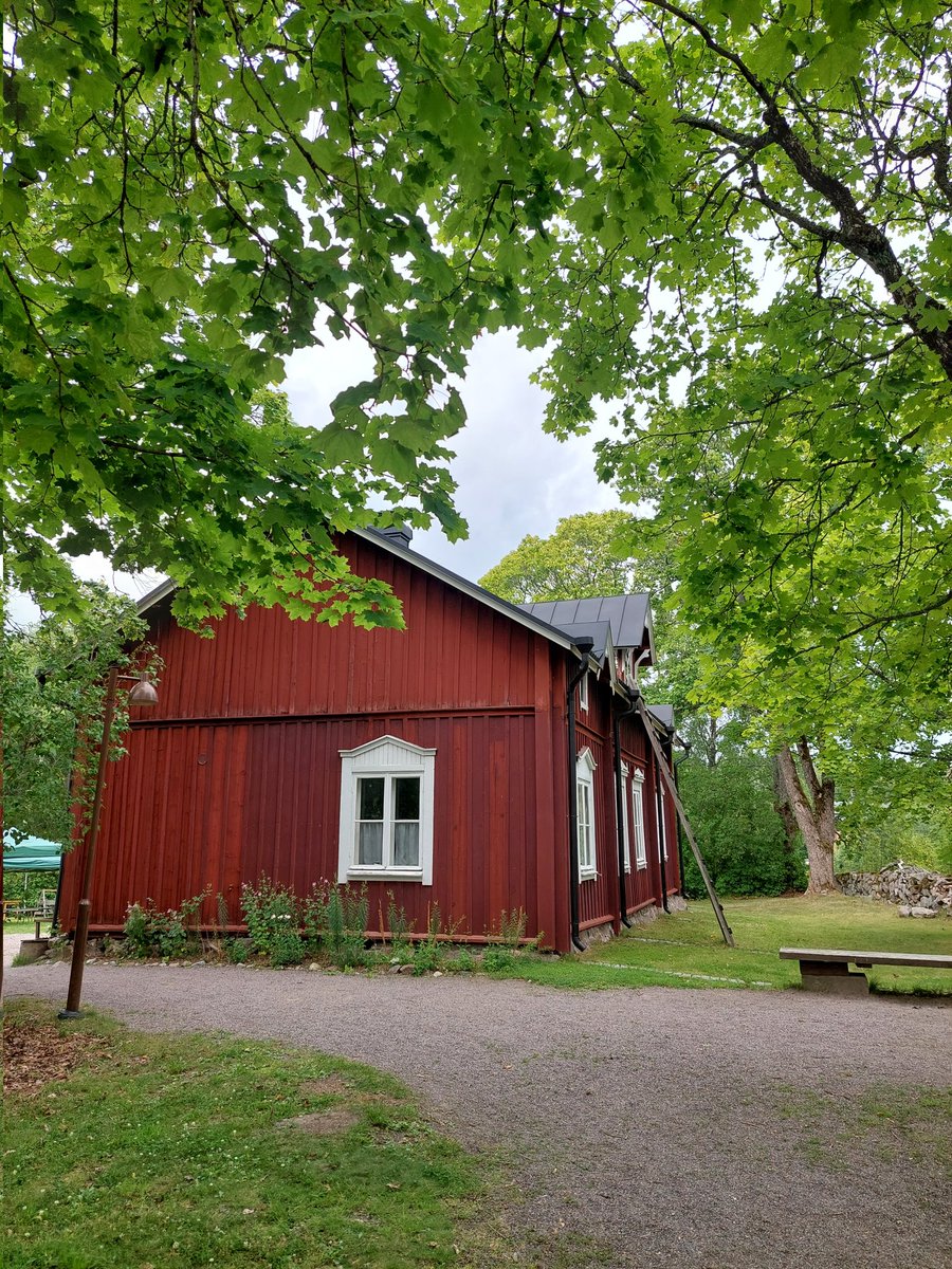 Piam68377597's tweet photo. Ehdittiin ennen sadetta käydä 3v:n kanssa tutustumassa entisajan maatalon elämään Glimsin talomuseossa Espoossa. #mummuttelu #museo #Glims https://t.co/vOxfvqzfHN